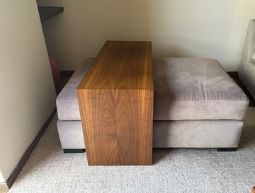 Taburete de tela gris con grapa de madera
