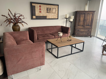 Casa de las Lomas - Sala con dos sofás café y mesa de centro de madera
