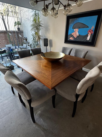 Mesa de nogal cuadrada
