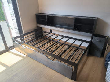 Cama Individual con librero en el costado.