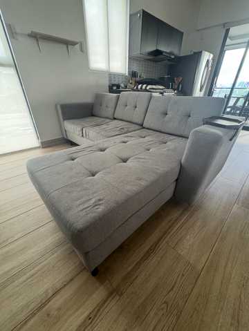 Sala de tela, color gris.