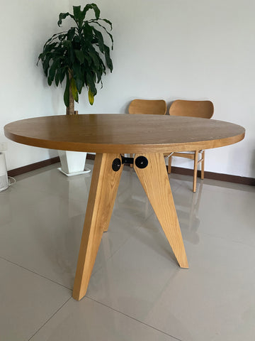Mesa redonda de madera