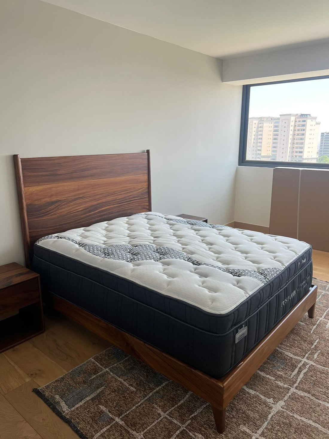 Restonic- Colchón queen Hybrid Rest