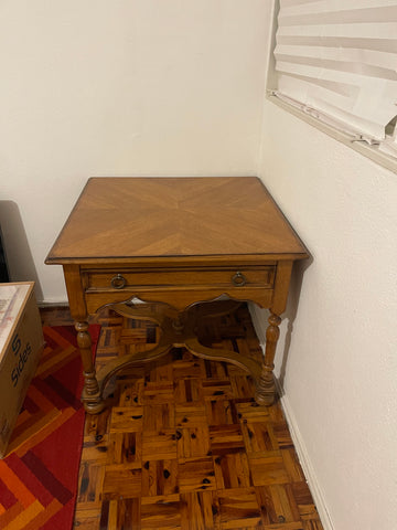 Mesa lateral de madera cuadrada