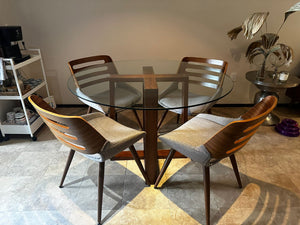 Casa de las Lomas- Comedor de vidrio con 4 sillas de madera y tela