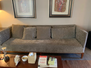Urbana Muebles- Sofá gris con patas de madera