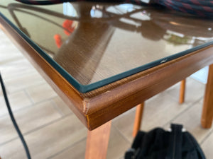 Mesa comedor de madera con cristal