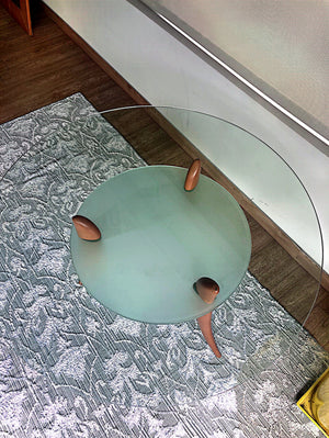 Mesa de vidrio redonda con base de madera