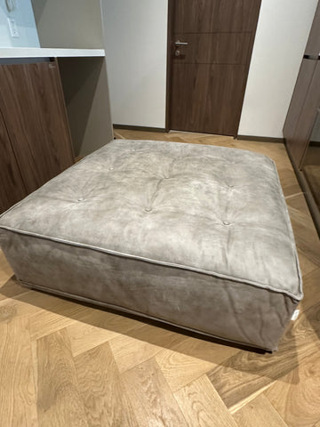 Taburete/Ottoman de piel gris