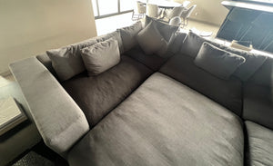 Sofá modular gris con relleno de pluma