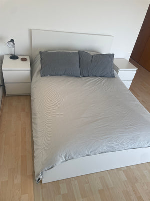 Ikea- Recámara con cama matrimonial y 2 burós Malm