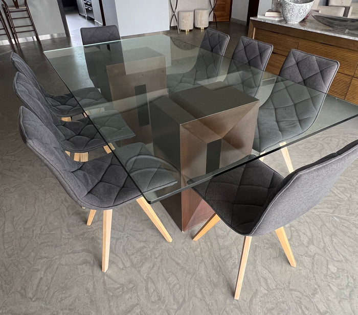 Mesa de vidrio con bases de madera con 8 sillas