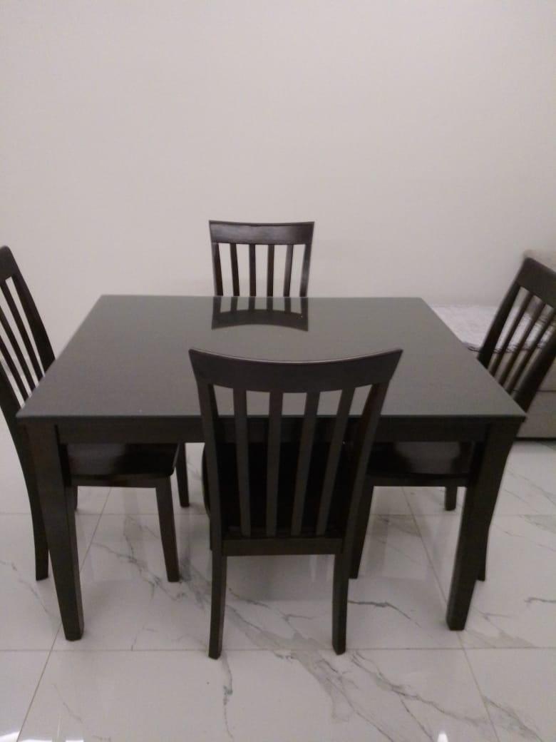 Ashley Furniture- Comedor cuadrado café chocolate con 4 sillas