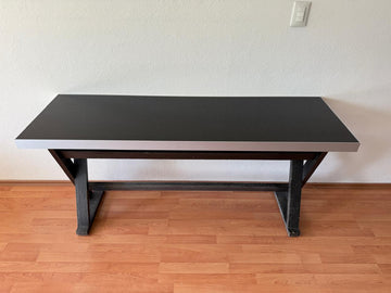 Consola de vidrio negro con detalle en aluminio