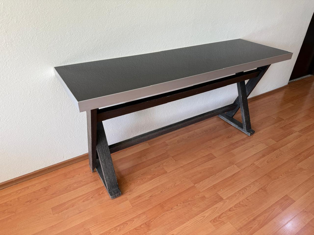 Consola de vidrio negro con detalle en aluminio