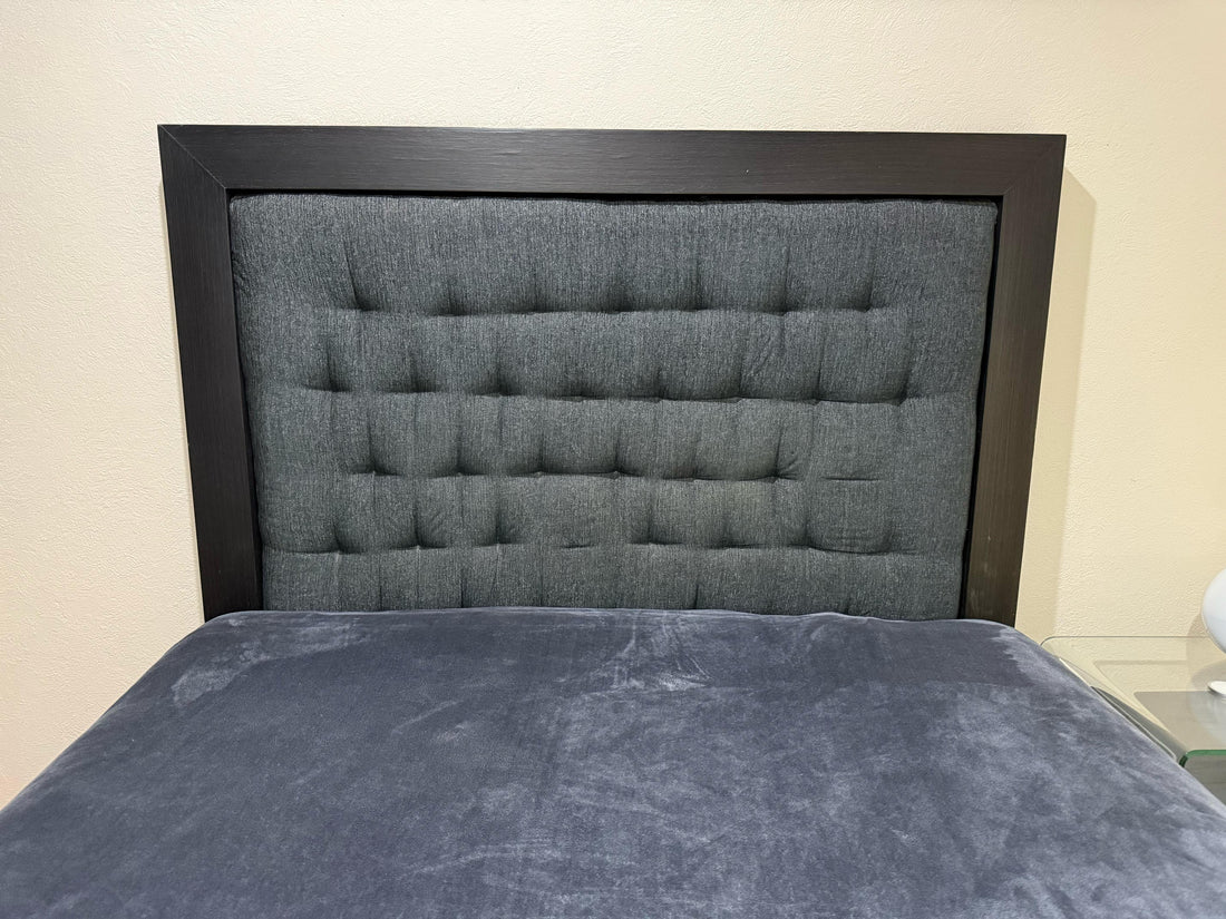 Cama Queen con cabecera de tela gris