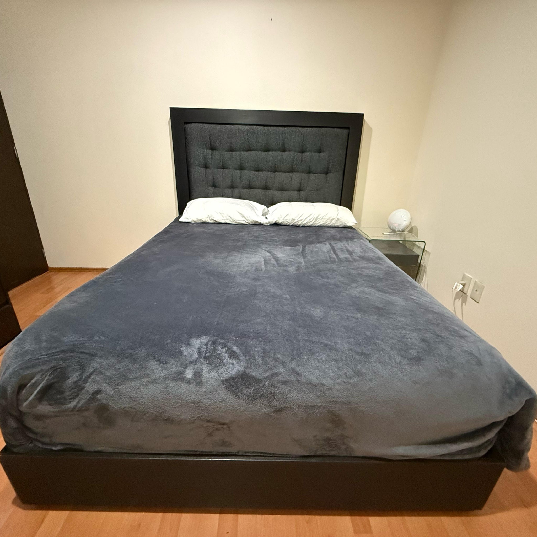 Cama Queen con cabecera de tela gris