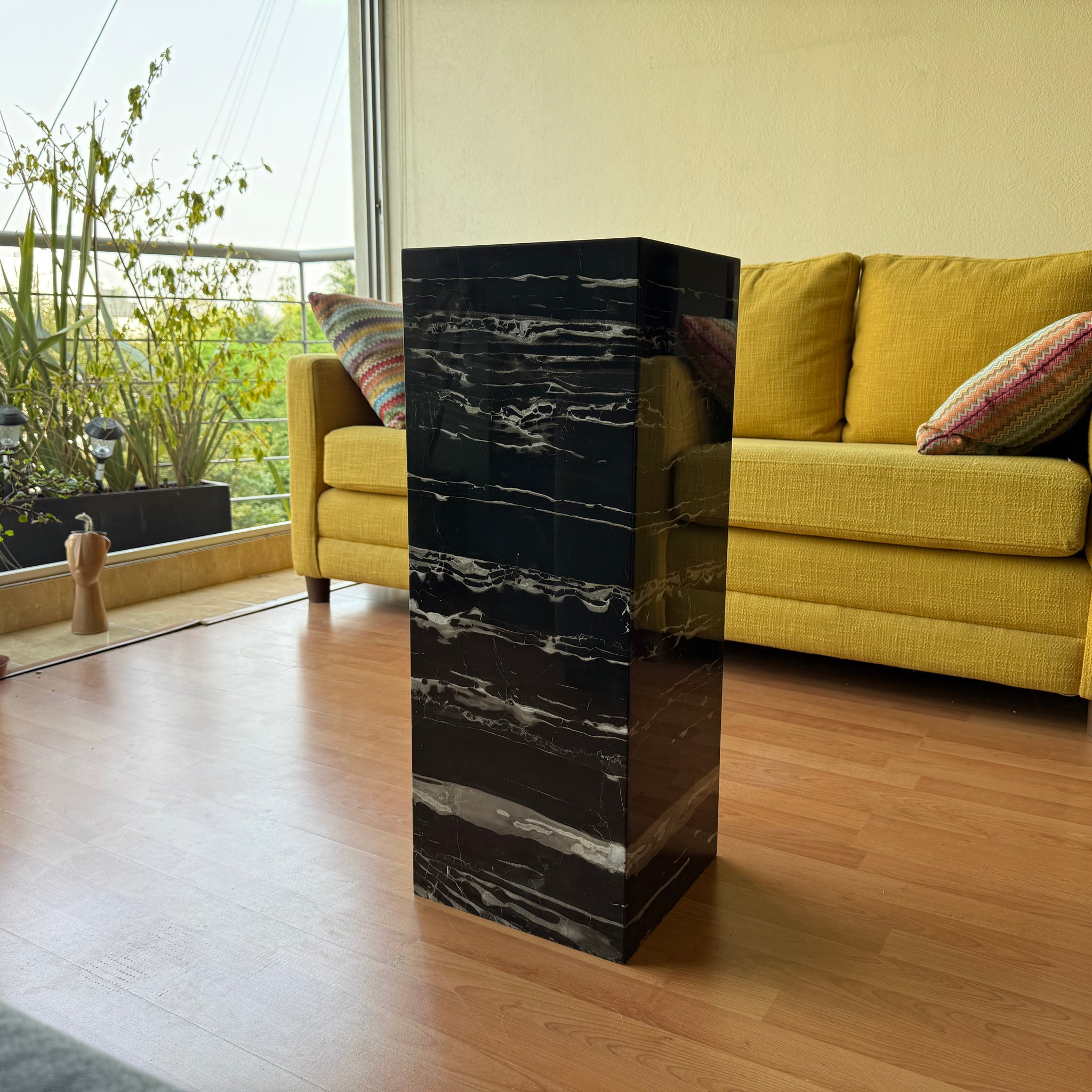 Pedestal de mármol negro con vetas grises