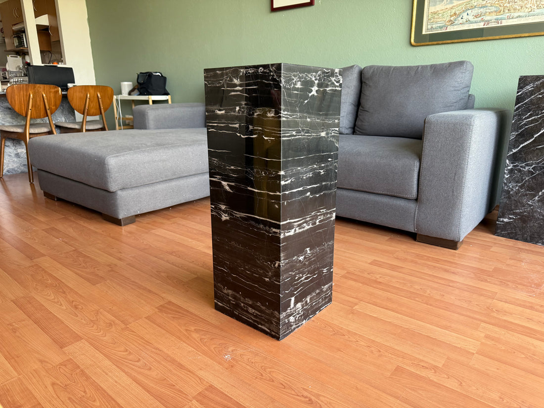 Pedestal de mármol negro con vetas grises