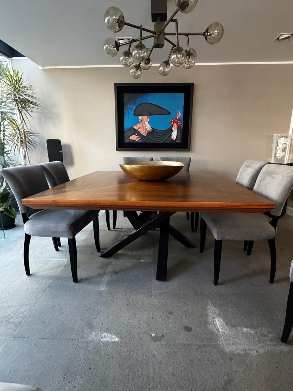 Mesa de nogal cuadrada