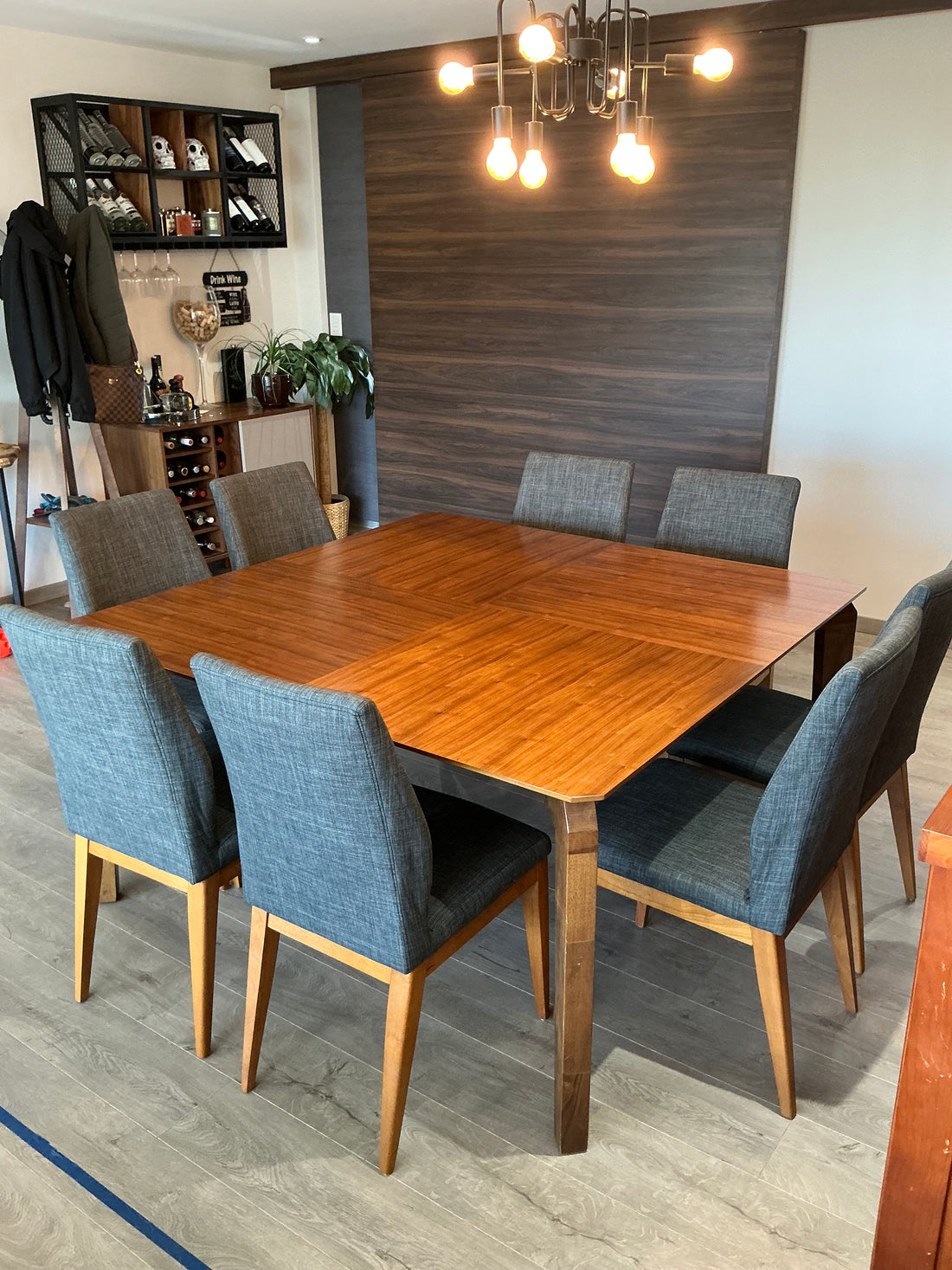 Comedor de madera de nogal con 8 sillas