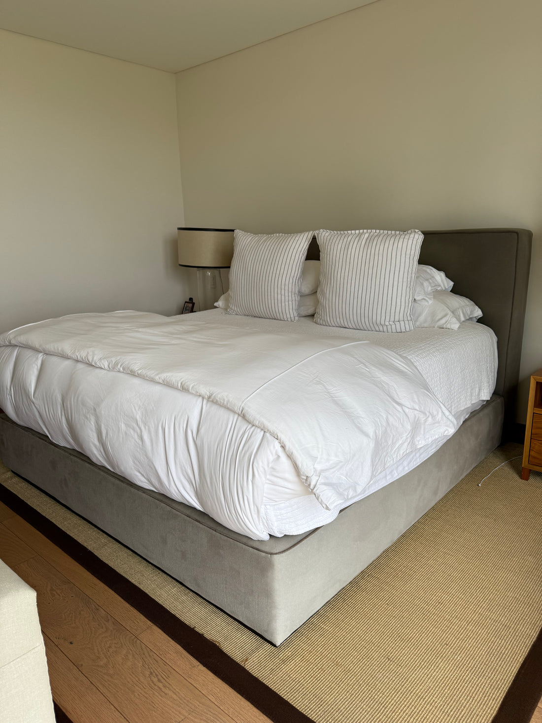 Cama (Base + cabecera) gris
