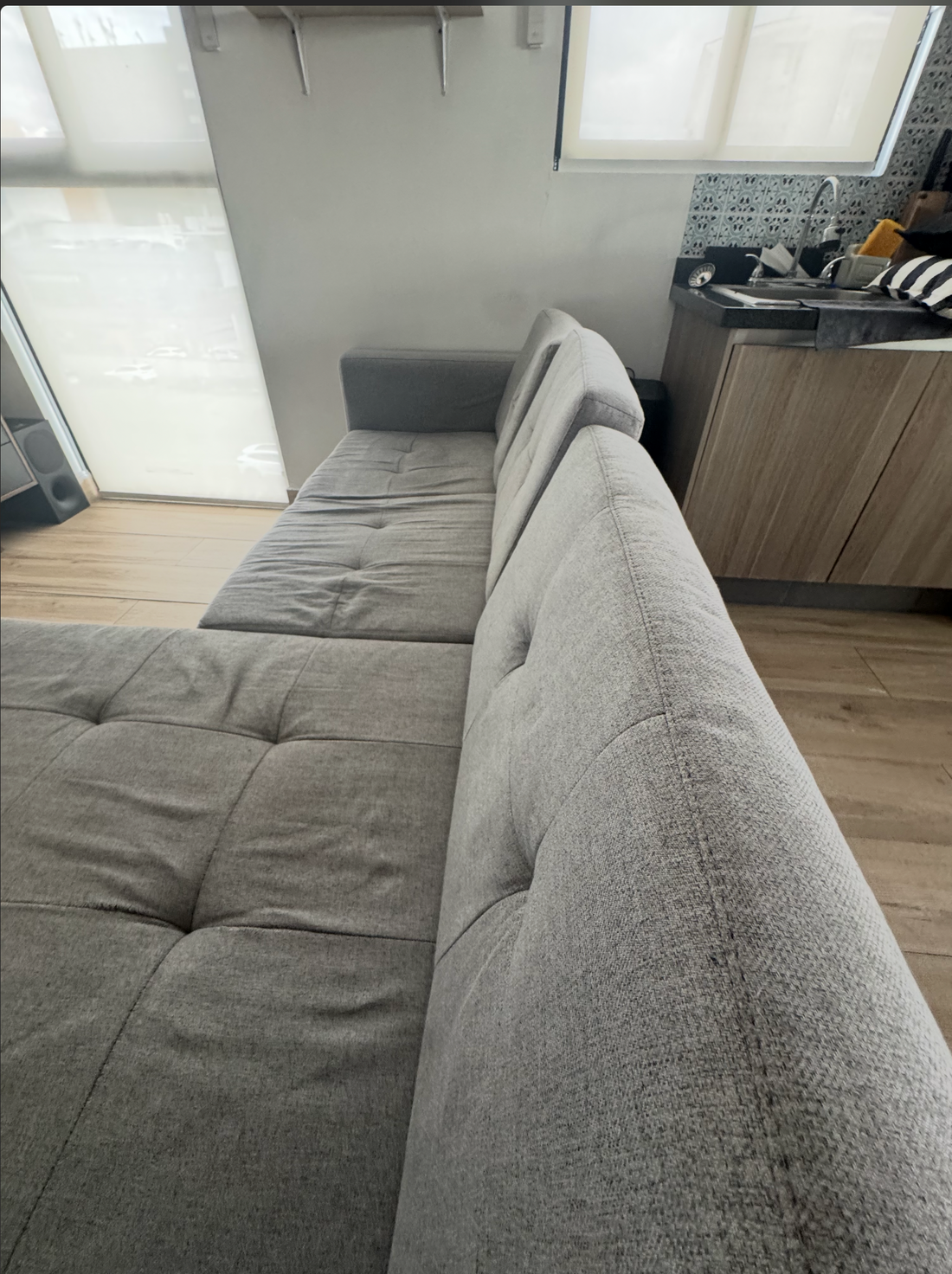 Sala de tela, color gris.