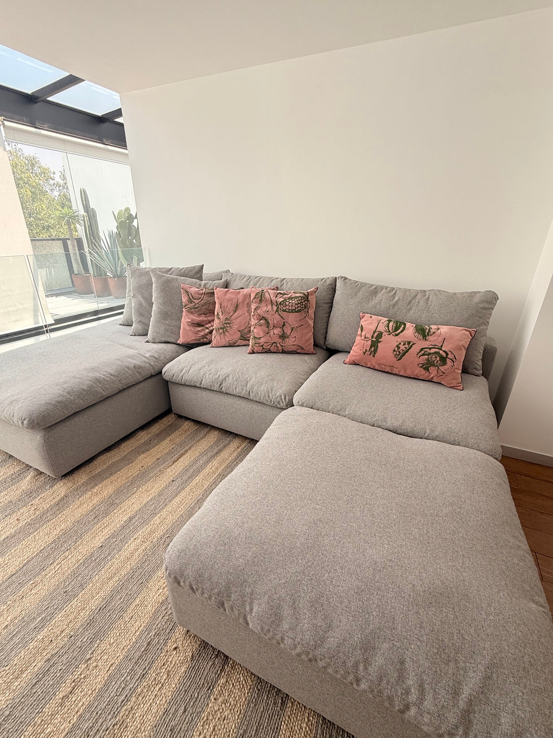 Sofa Gris Kiva  4 cuerpos + taburete separado