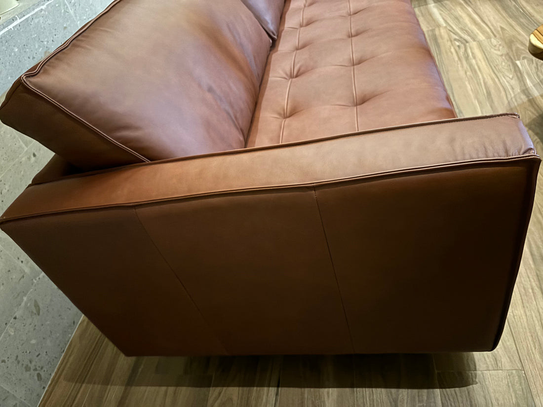 Liz Kamiq / Love Seat