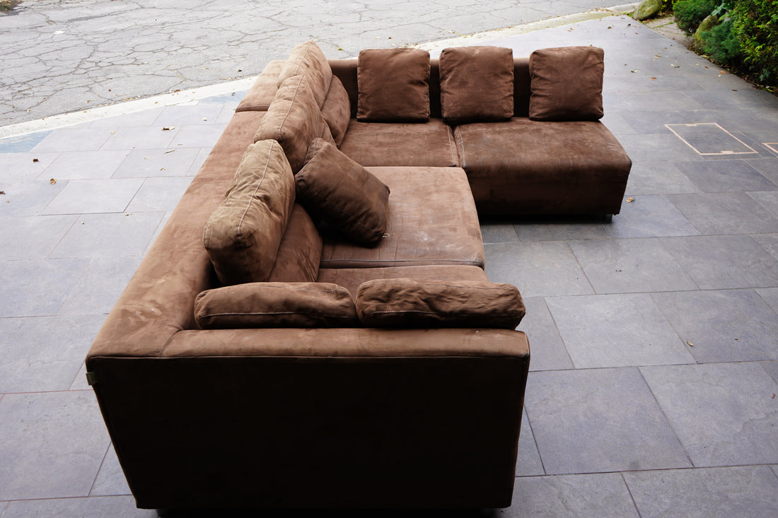 sofá modular en forma de “L”, de color café chocolate.