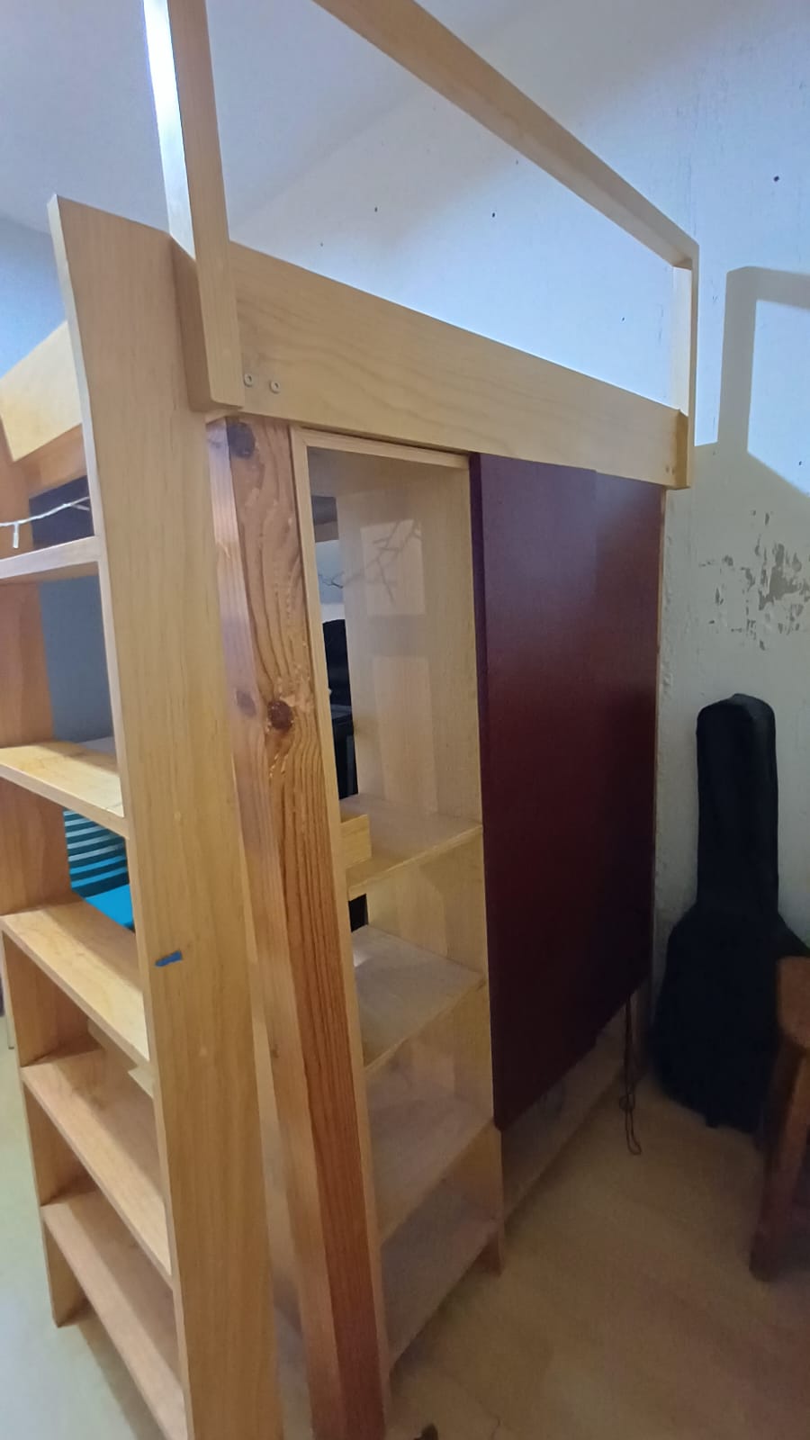 litera de pino y chapa con armario y estantería