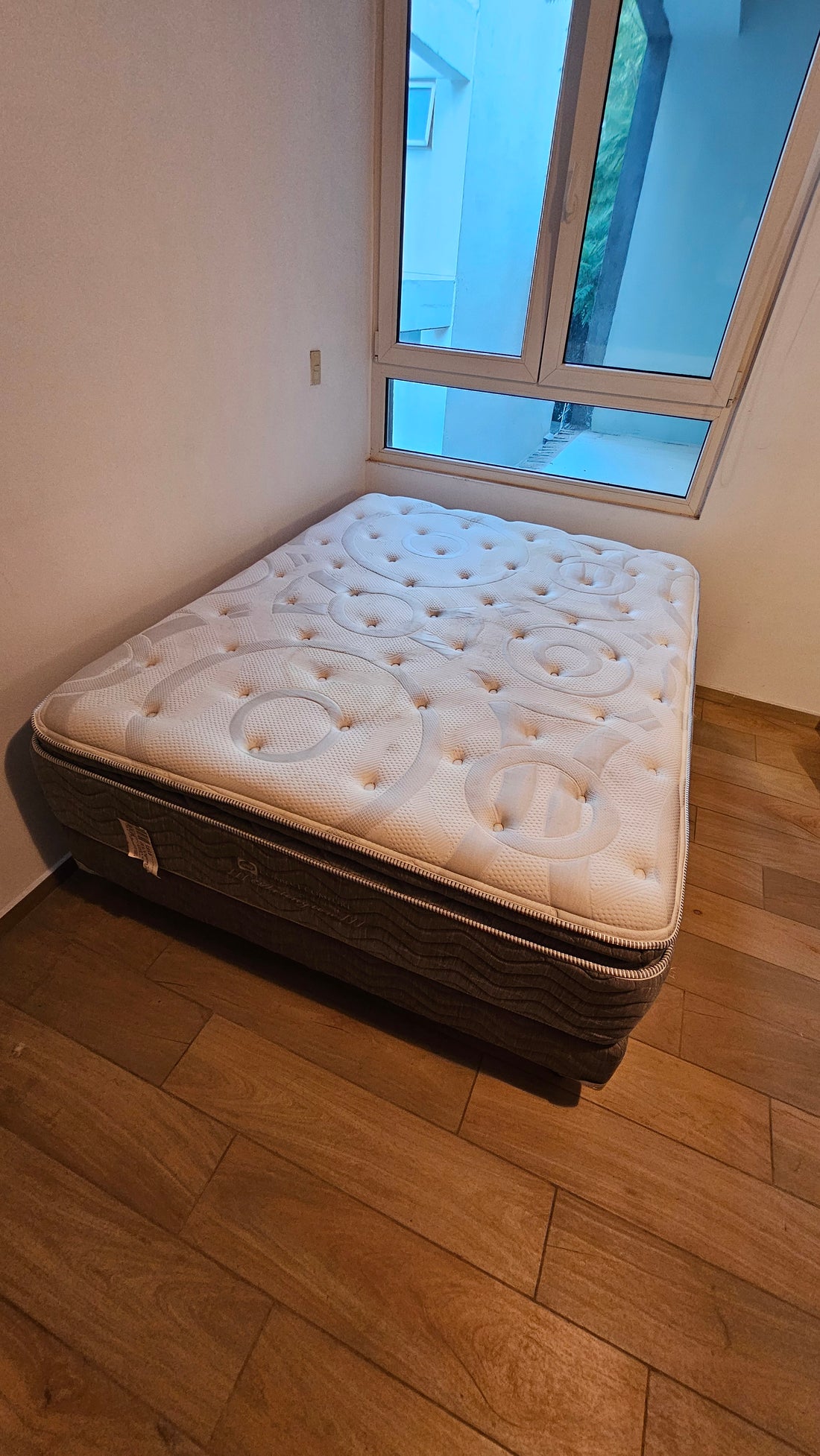 Colchón Sealy Queen Size (Base incluida)