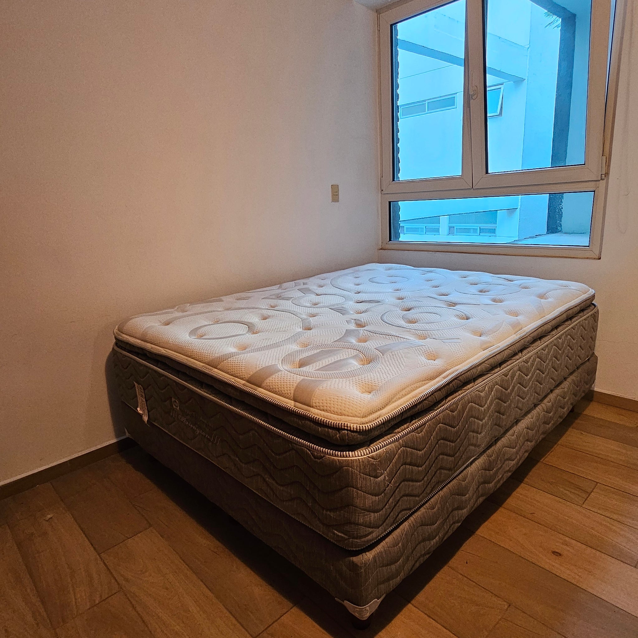 Colchón Sealy Queen Size (Base incluida)