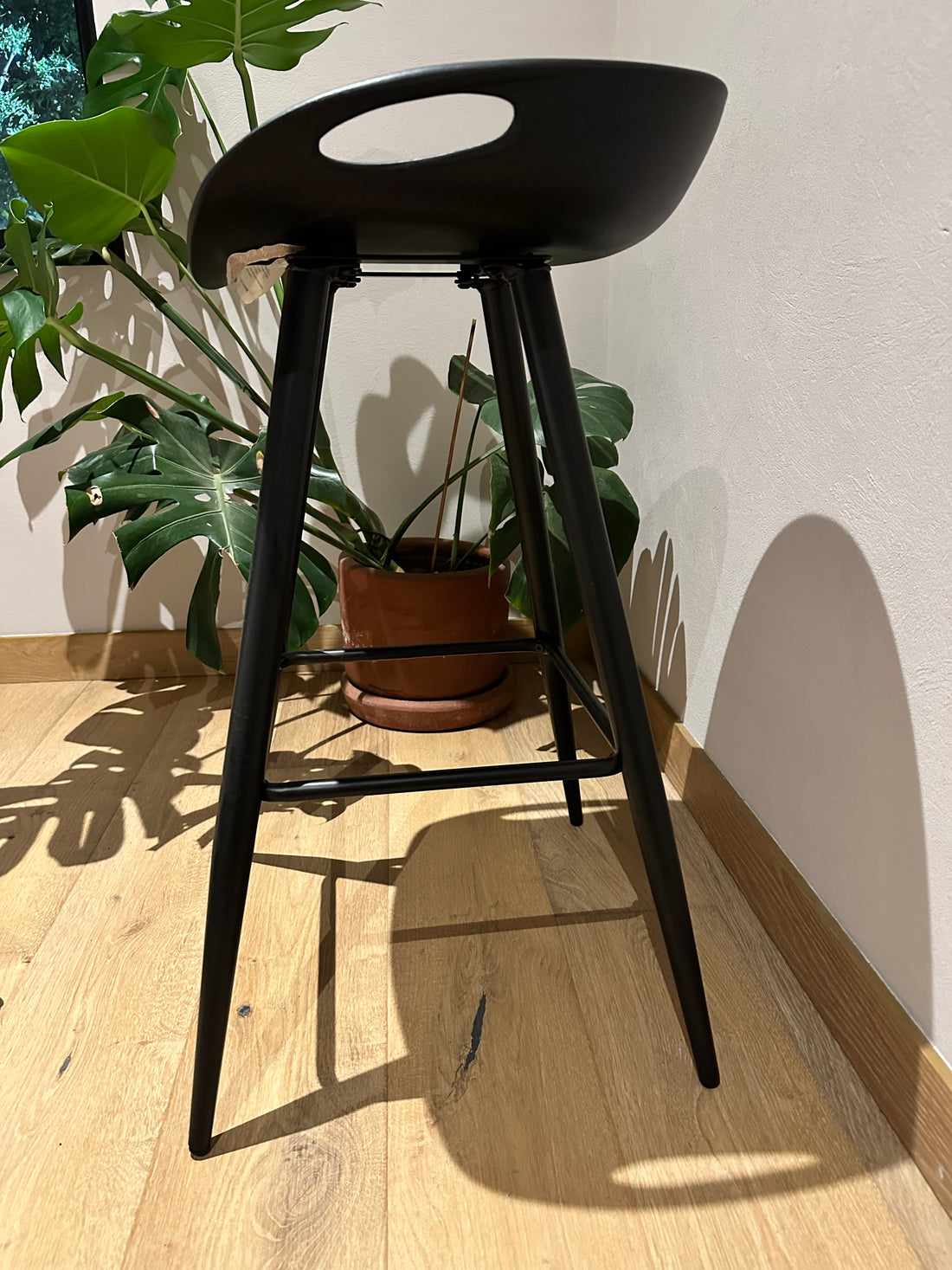 Banco alto negro para bar/barra desayunador