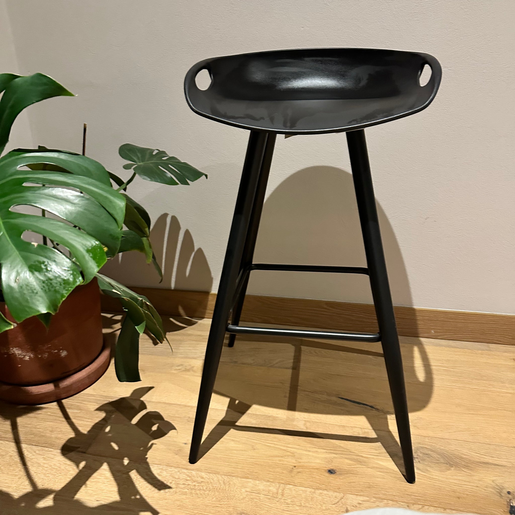 Banco alto negro para bar/barra desayunador