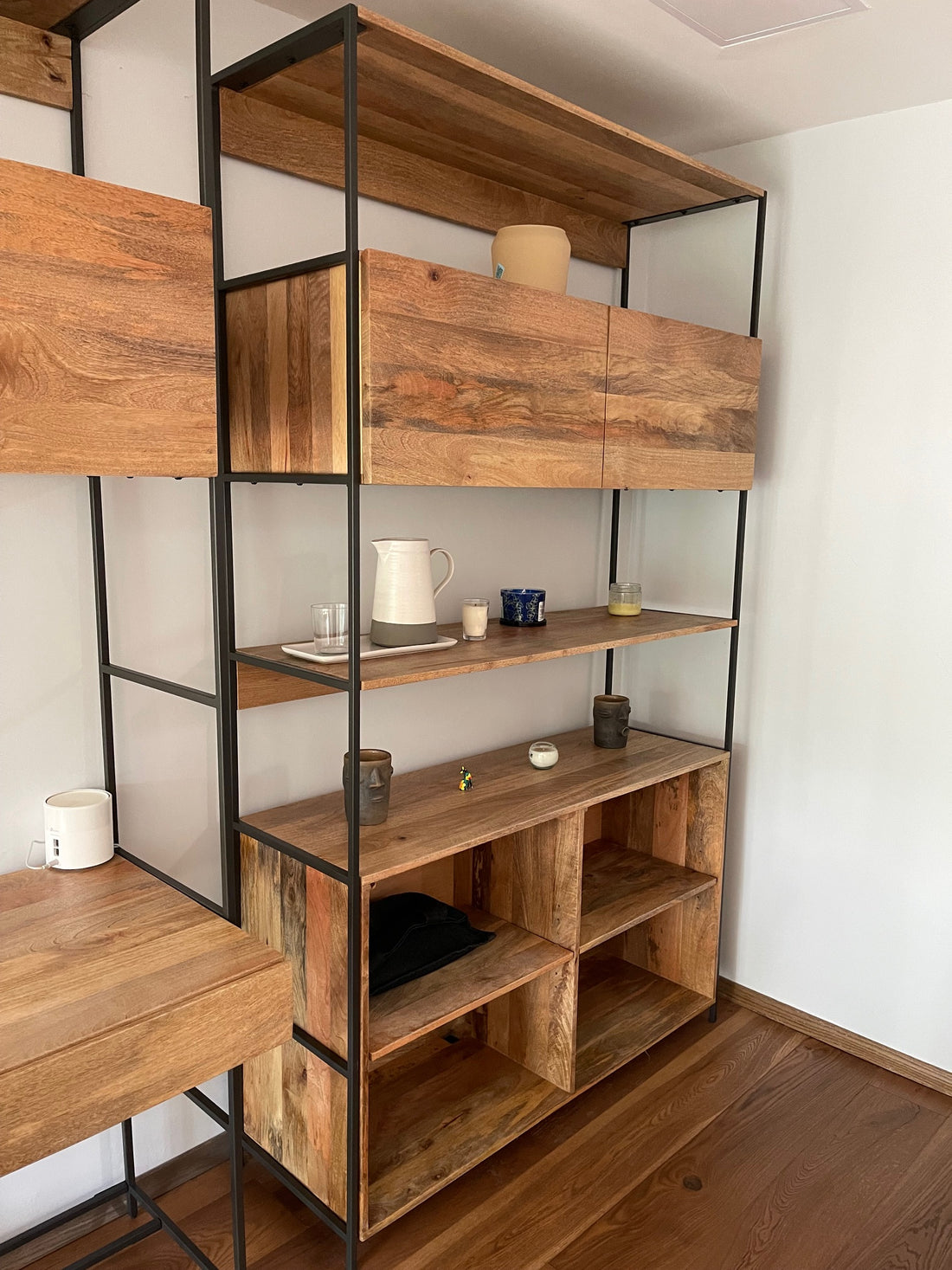 Librero Industrial West Elm