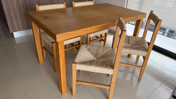 Comedor de madera con sillas de madera de nogal y ratán