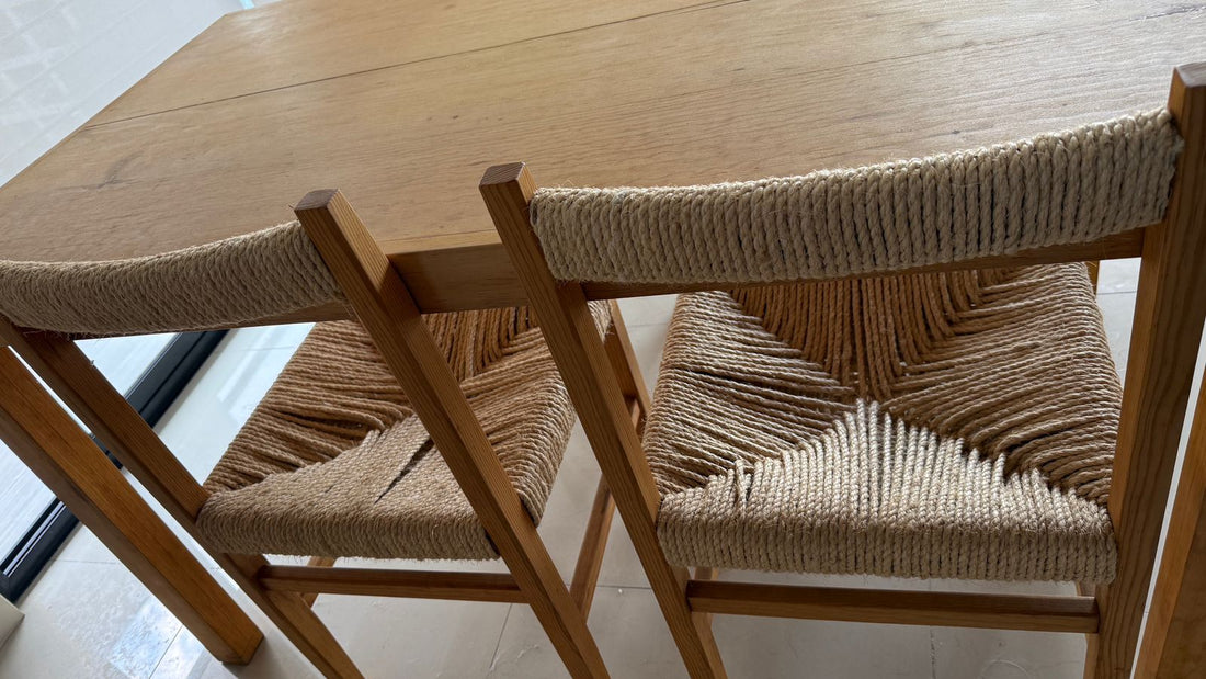 Comedor de madera con sillas de madera de nogal y ratán