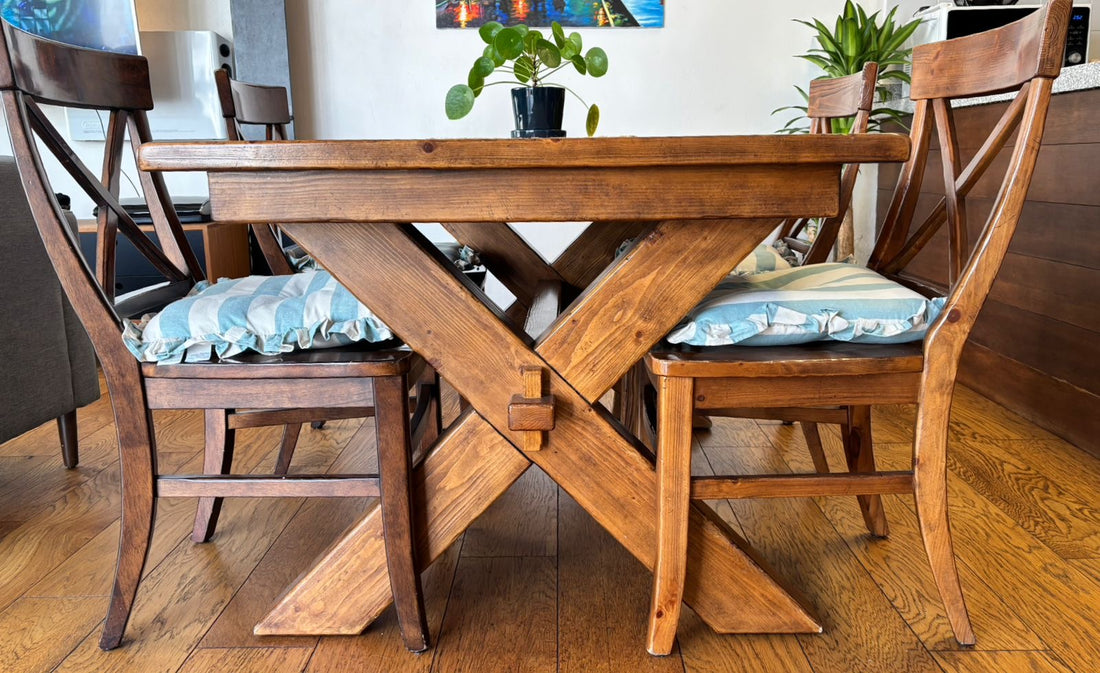 Mesa “Toscana” de madera oscura, expandible