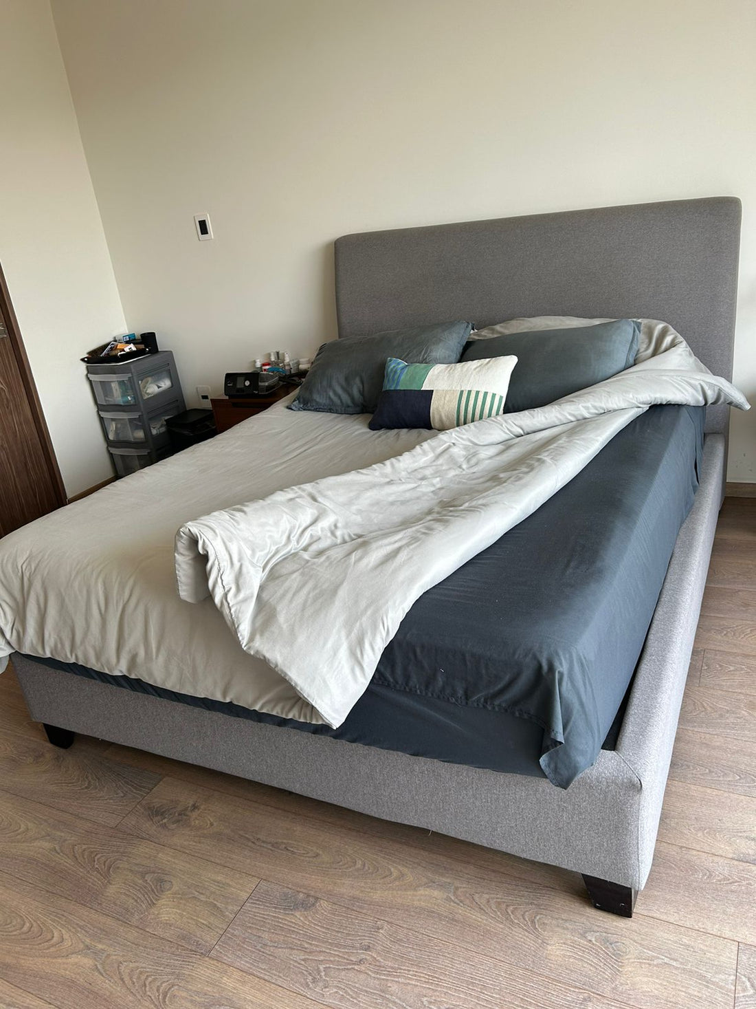 Gaia- Cama queen gris Alva