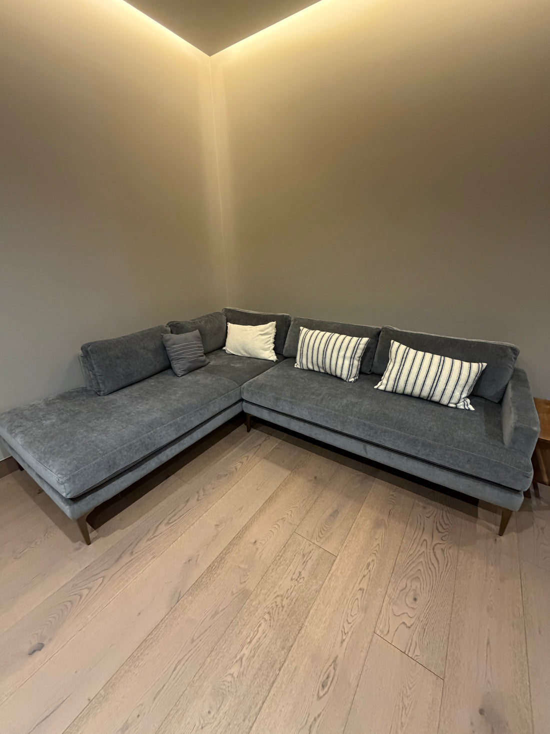 West Elm - Sofá en L gris