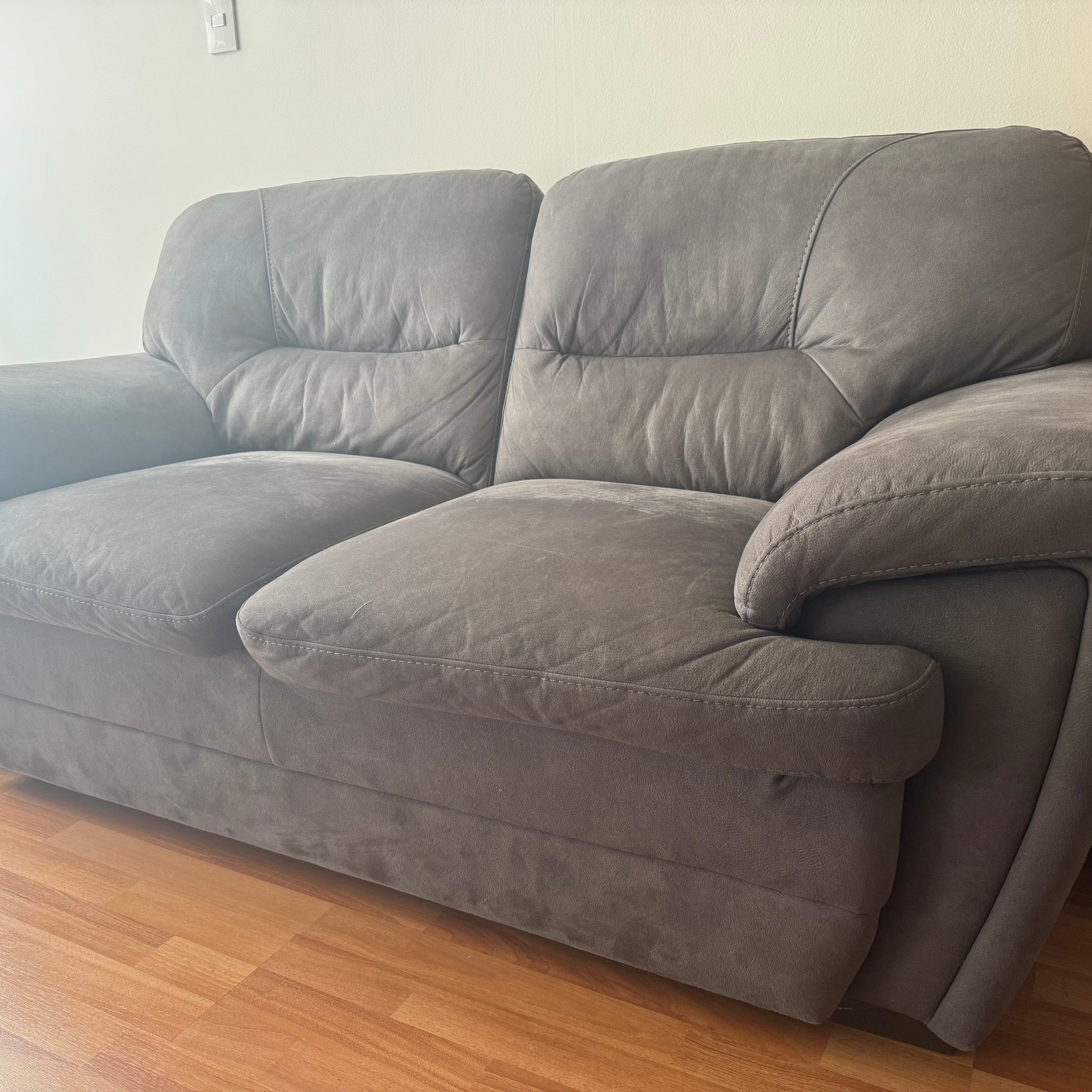 Sillon Love seat contemporaneo gris