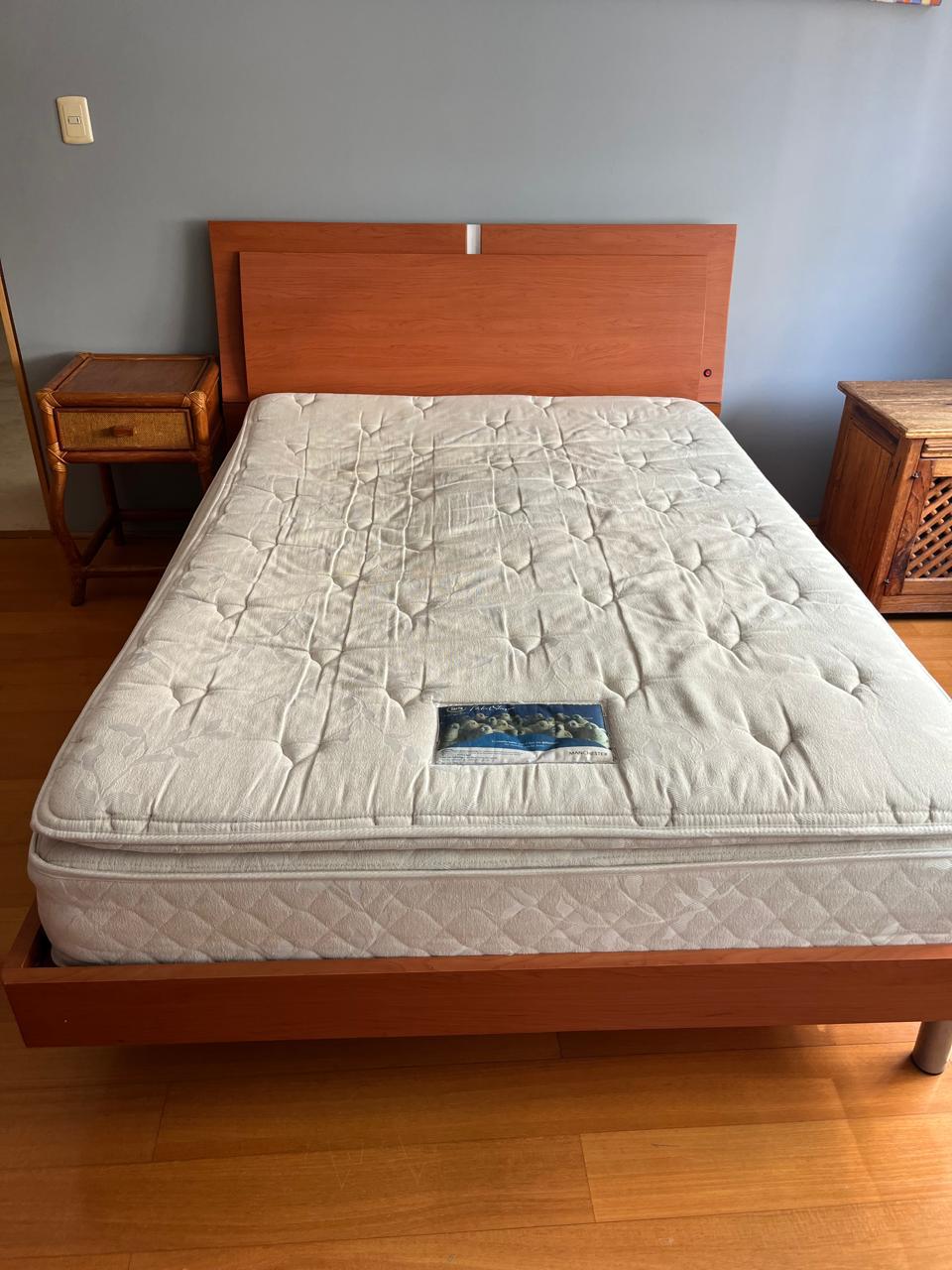 Cama matrimonial de madera con cajones y colchón