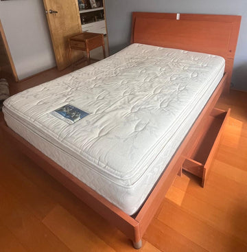 Cama matrimonial de madera con cajones y colchón