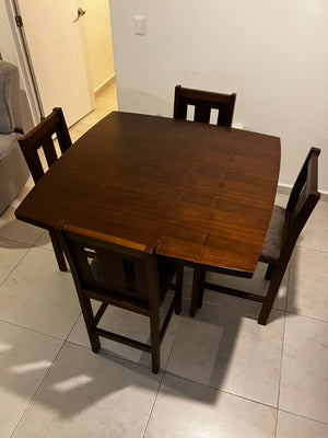 Comedor de madera cuadrado con 4 sillas
