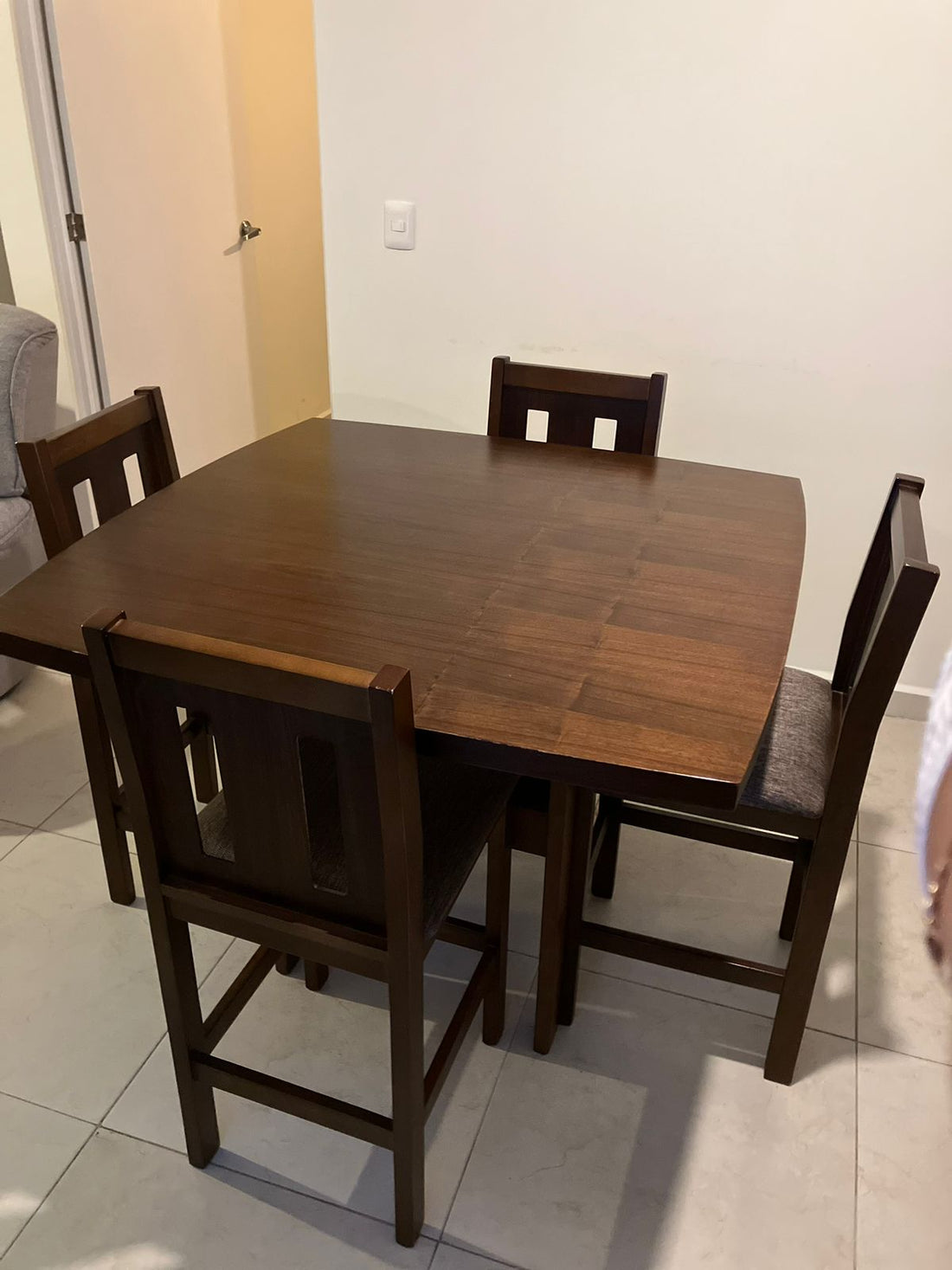 Comedor de madera cuadrado con 4 sillas