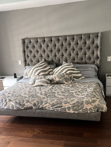 Cama king size capitonada gris