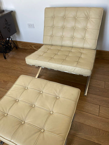 Réplica sillón Barcelona beige con taburete