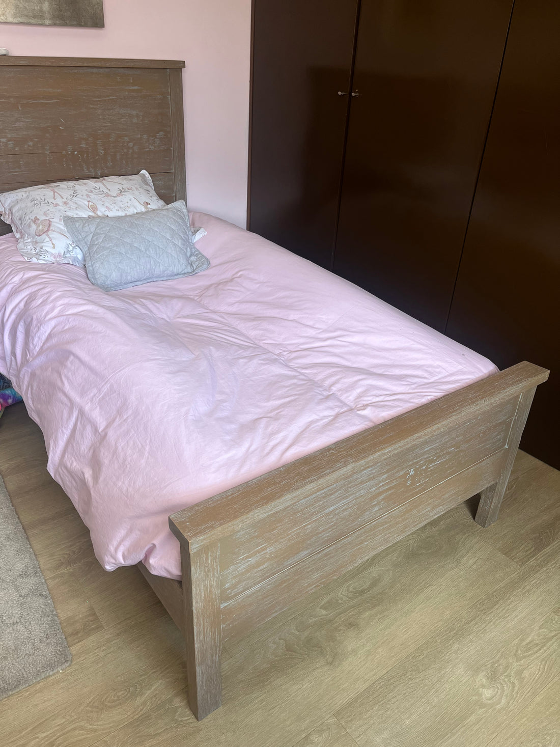 Cama individual de madera estilo rústica