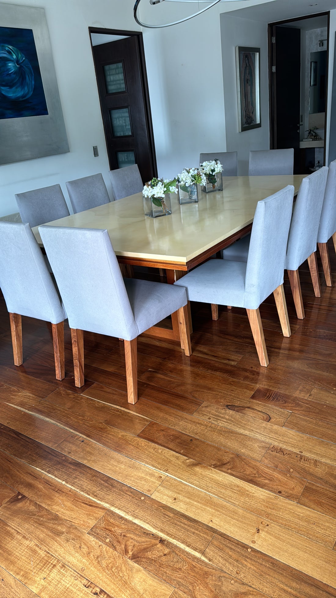 Tuy- Comedor de pergamino y madera con 10 sillas grises